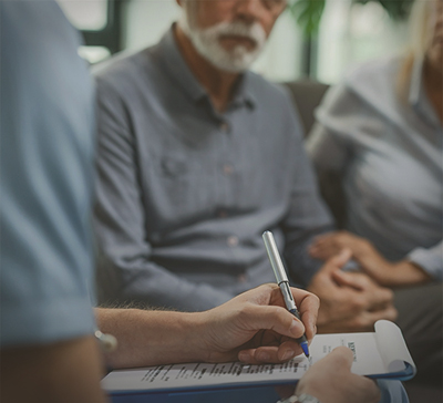 Врач делает записи на дому у пациента