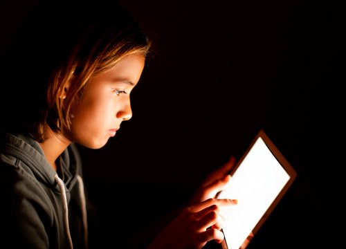 Парень сидит в планшете